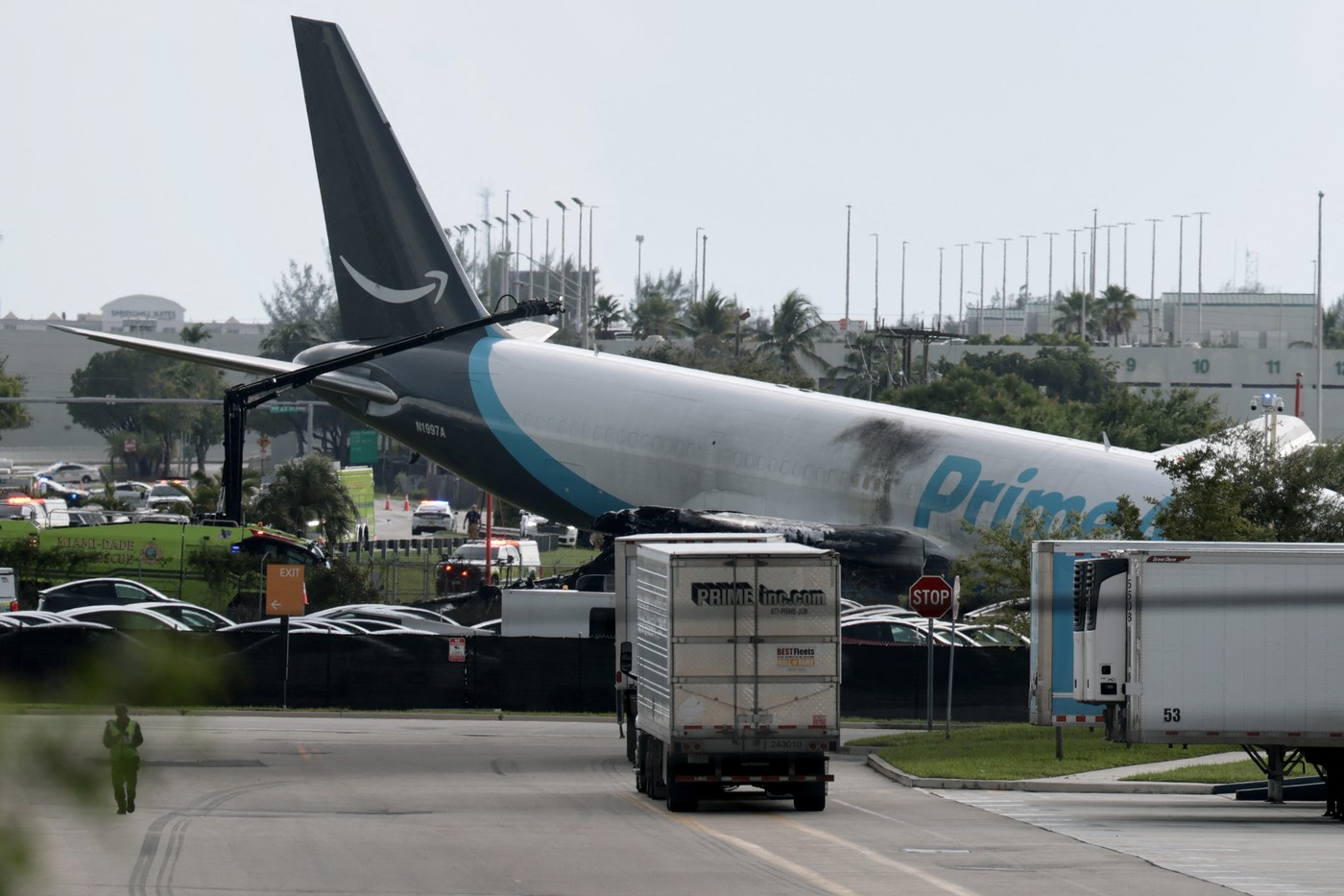 Un avion cargo Amazon a ieșit de pe pista aeroportului din Miami și a lovit mai multe vehicule. Traficul aerian a fost suspendat