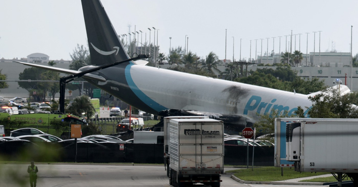 Un avion cargo Amazon a ieșit de pe pista aeroportului din Miami și a lovit mai multe vehicule. Traficul aerian a fost suspendat