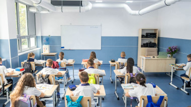 elevi in sala de clasa