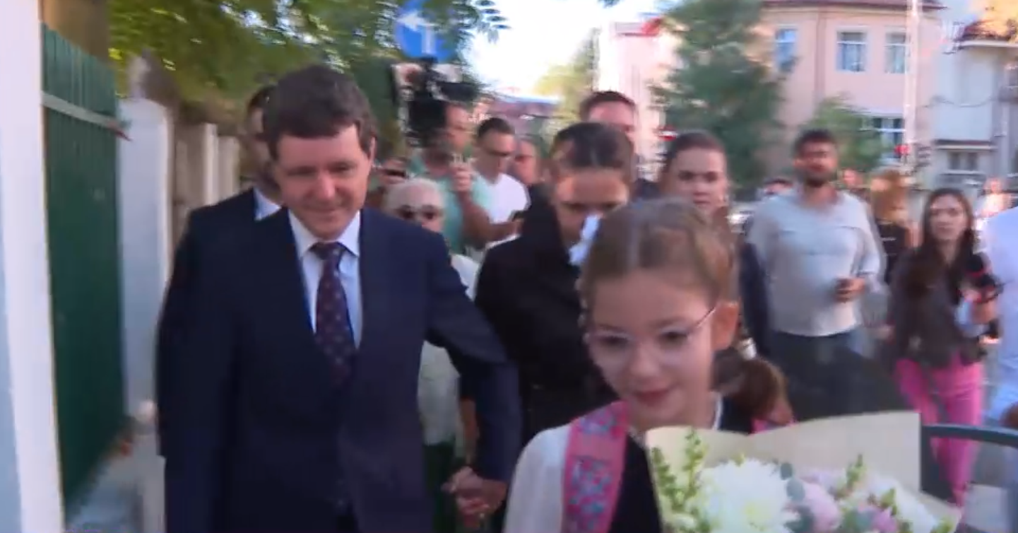Nicuşor Dan: „Educaţia nu înseamnă doar note, cataloage sau examene”. Președintele și-a însoțit fetița în prima zi de școală