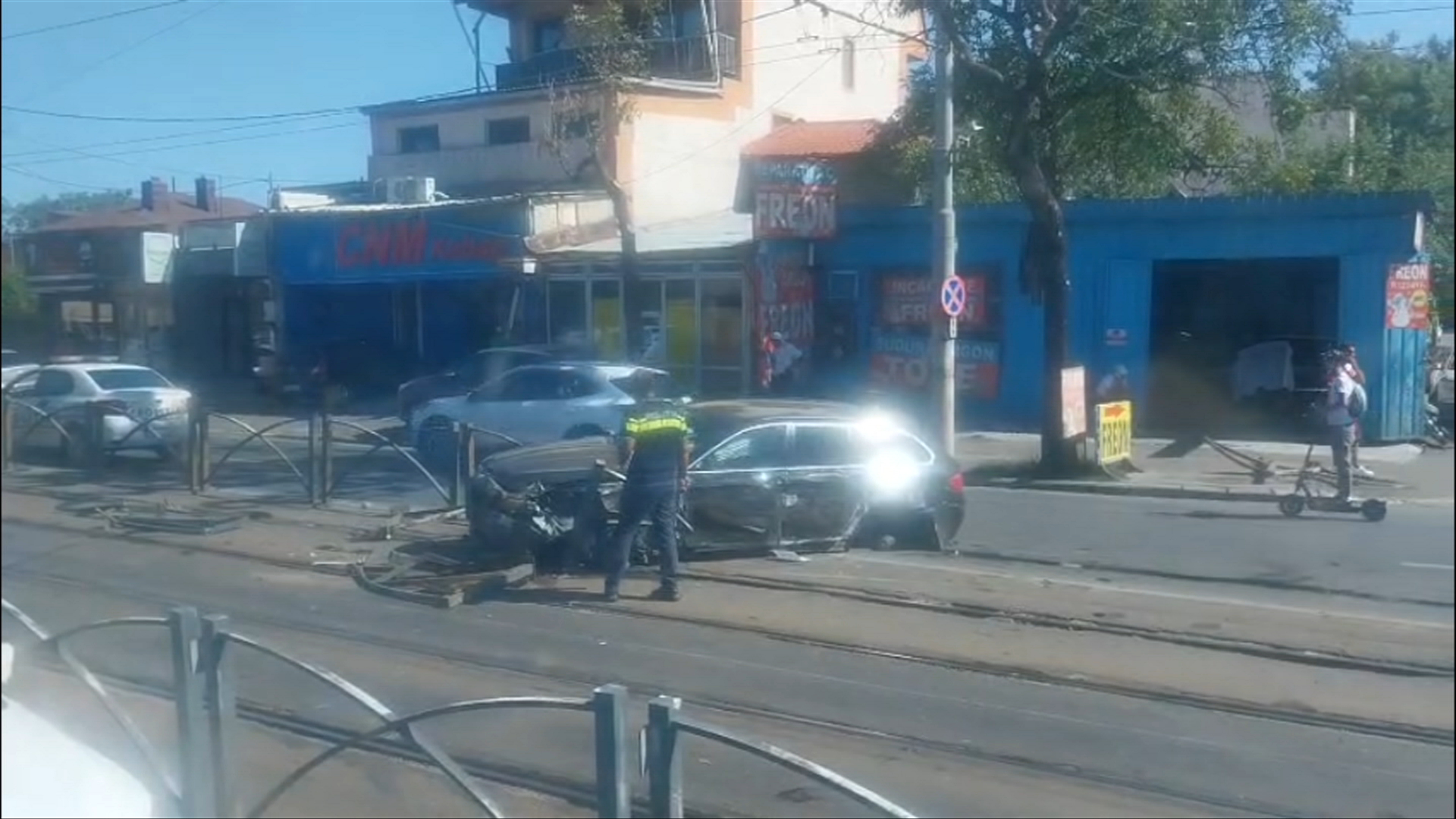 Accident grav pe Șoseaua Colentina din Capitală. Mașină distrusă, după ce a lovit gardurile care separă linia de tramvai