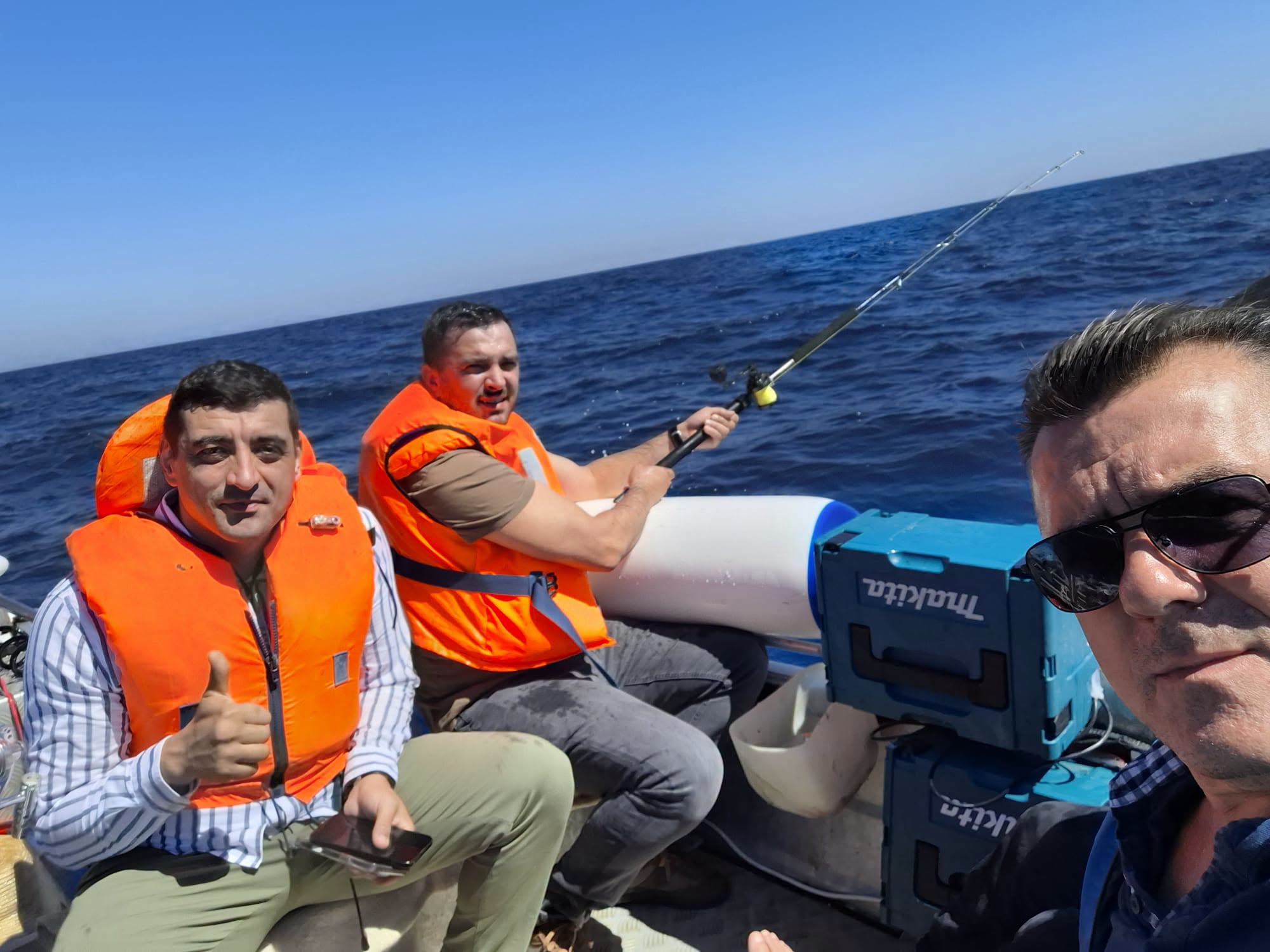 George Simion și Dan Dungaciu, la pescuit, alături de călugării de pe Muntele Athos. „Ne-au făcut mai întăriți pentru ce va urma”