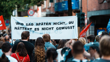 Deutschland, Aachen (Elisenbrunnen): Demo mit Tausenden Menschen am Tag nach der Landtagswahl in Sachsen - Anhalt, Demon protest germania anti-afd