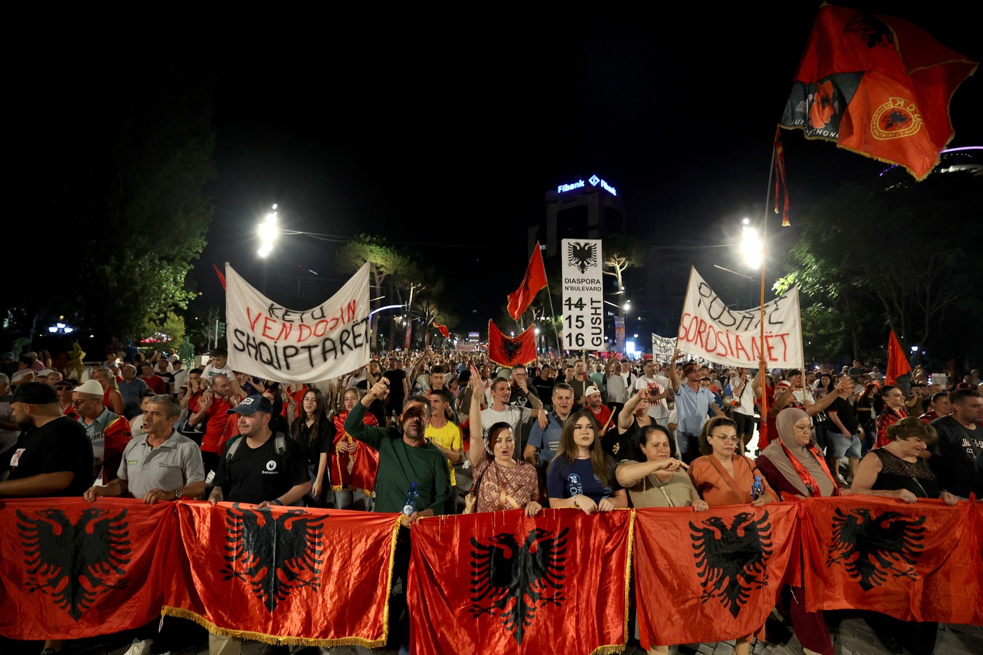 „Revoluția Flamingo”: 100 de zile la rând de proteste împotriva hotelului pe care ginerele lui Trump vrea să-l construiască în Albania