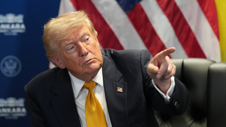 donald trump cu steagul sua in spate