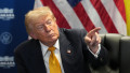 donald trump cu steagul sua in spate
