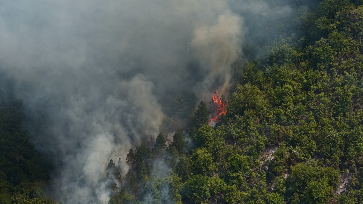 Incendiu masiv de vegetație în Bosnia: fumul a ajuns și în Croația, unde a fost emis cod roșu. Autoritățile cer ajutor internațional