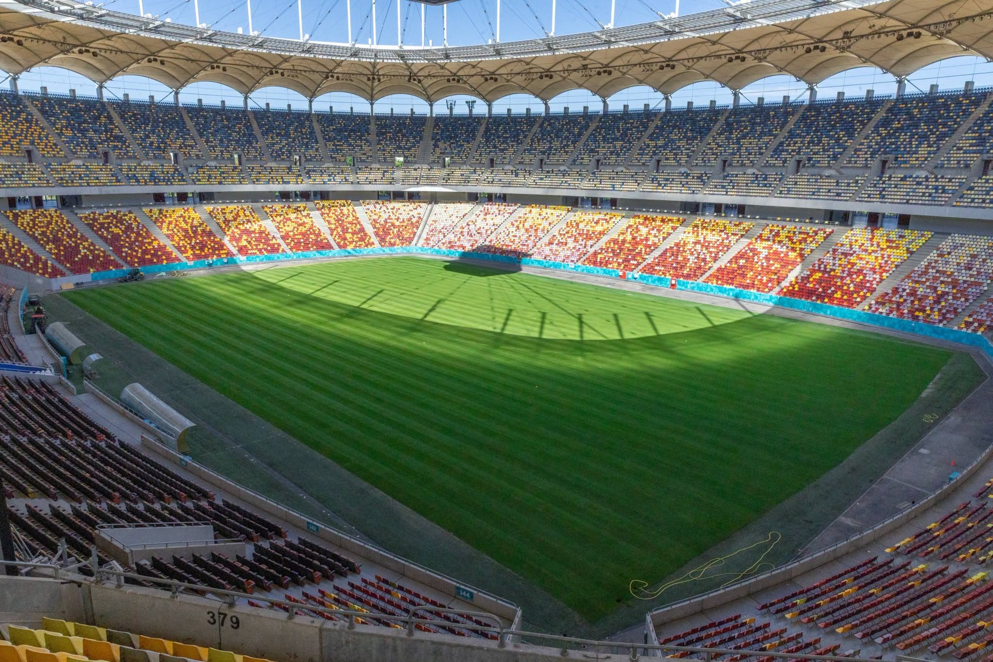 Primăria Capitalei a pregătit gazonul de pe Arena Naţională pentru partidele de fotbal. Cum arată arena