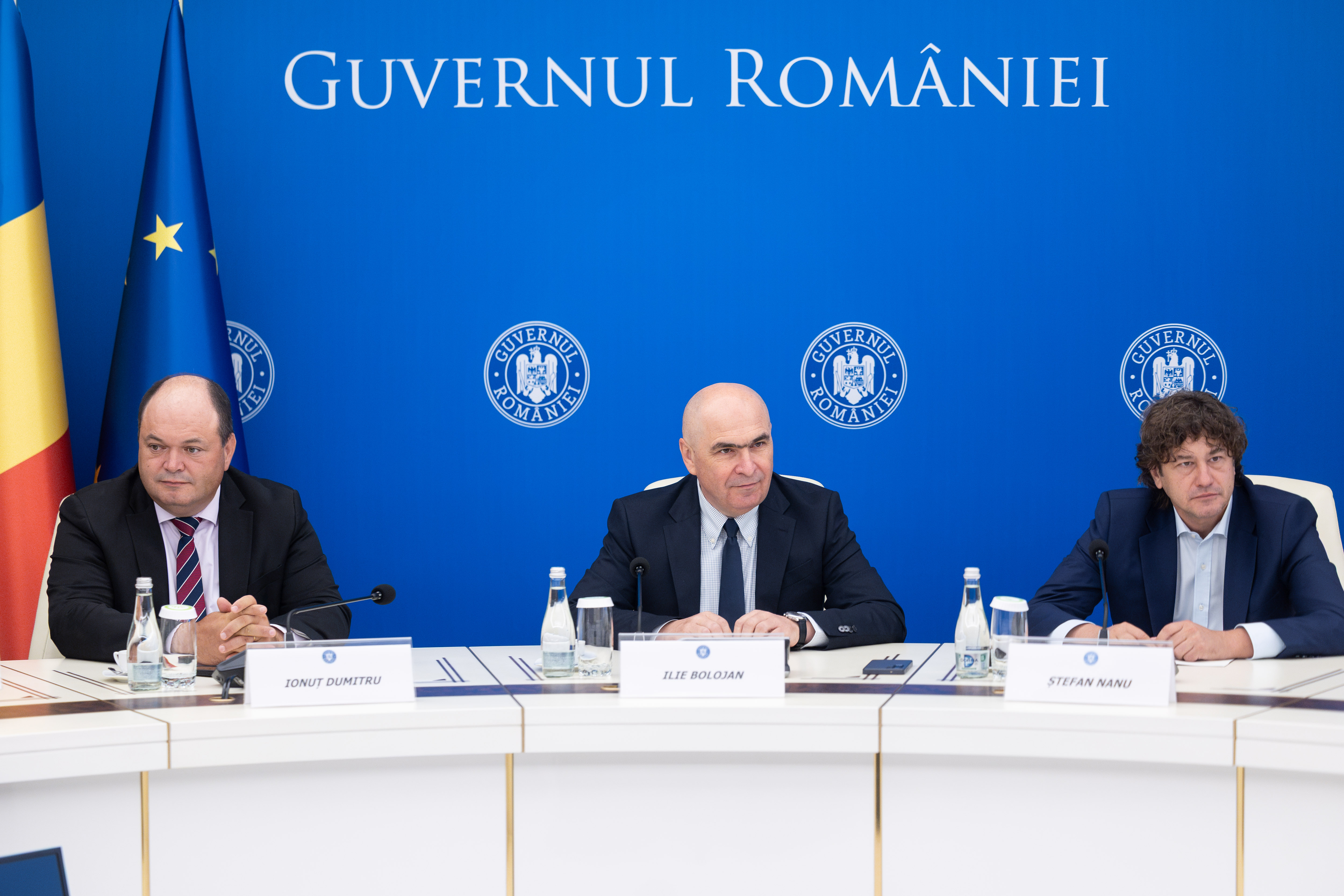Investitorii străini avertizează asupra riscurilor politice. Bolojan promite continuarea consolidării fiscale 