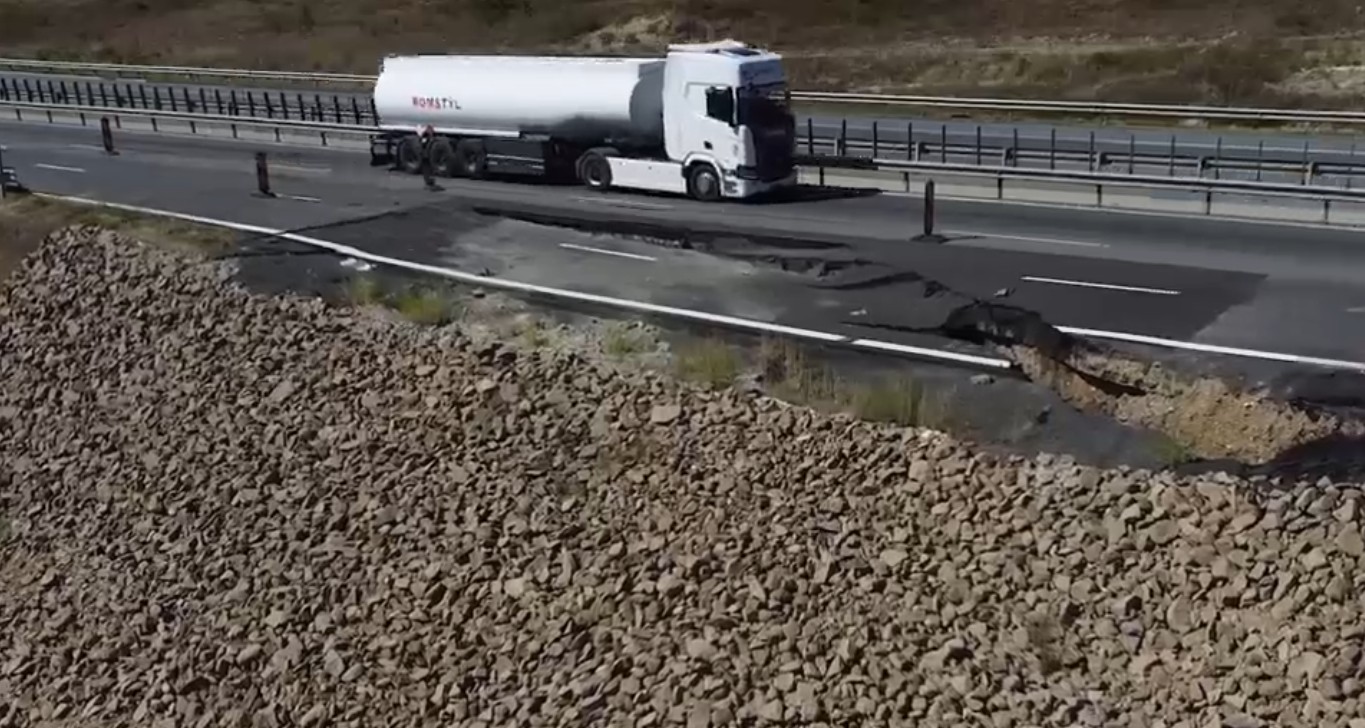 Noi probleme pe Autostrada A10 Sebeș-Turda: O porțiune de drum s-a surpat și s-a format un crater imens