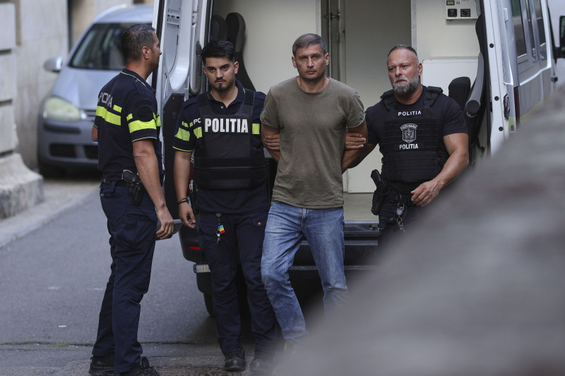 Suspectul în dosarul românesc de sabotaj din septembrie 2026, escortat de poliție.