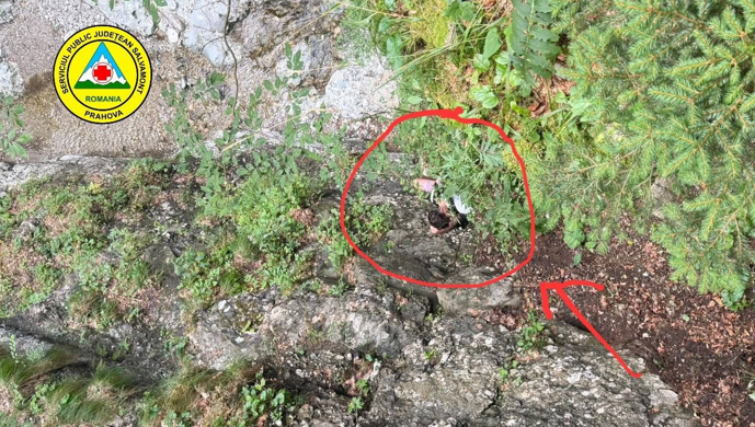 Doi turişti care au părăsit traseul marcat pe Valea Caraimanului, recuperaţi de salvamontişti dintr-o zonă periculoasă