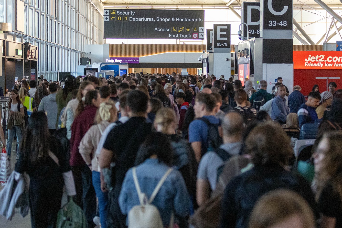 Haosul și zborurile anulate continuă și astăzi pe aeroporturile din Marea Britanie, după o defecțiune la controlul traficului aerian