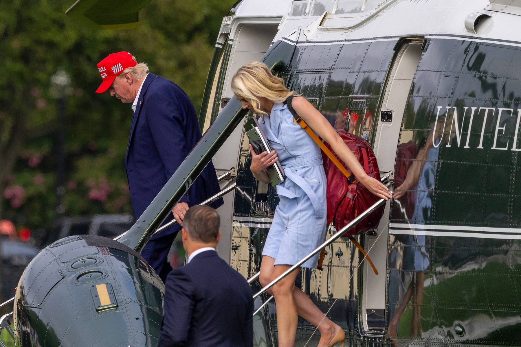 Fără precedent: Trump a dăruit 135.000 de dolari către trei tinere consiliere de la Casa Albă. Printre ele, controversata Natalie Harp