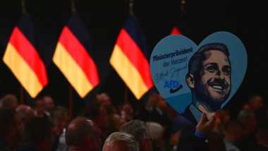 6 septembrie 2026, Saxonia-Anhalt, Magdeburg: La petrecerea electorală a partidului AfD, organizată la Altes Theater, se poate observa un afiș în formă de inimă cu portretul candidatului principal al AfD, Siegmund, pe fundalul unor steaguri germane. Foto: Sebastian Gollnow / AFP / Profimedia