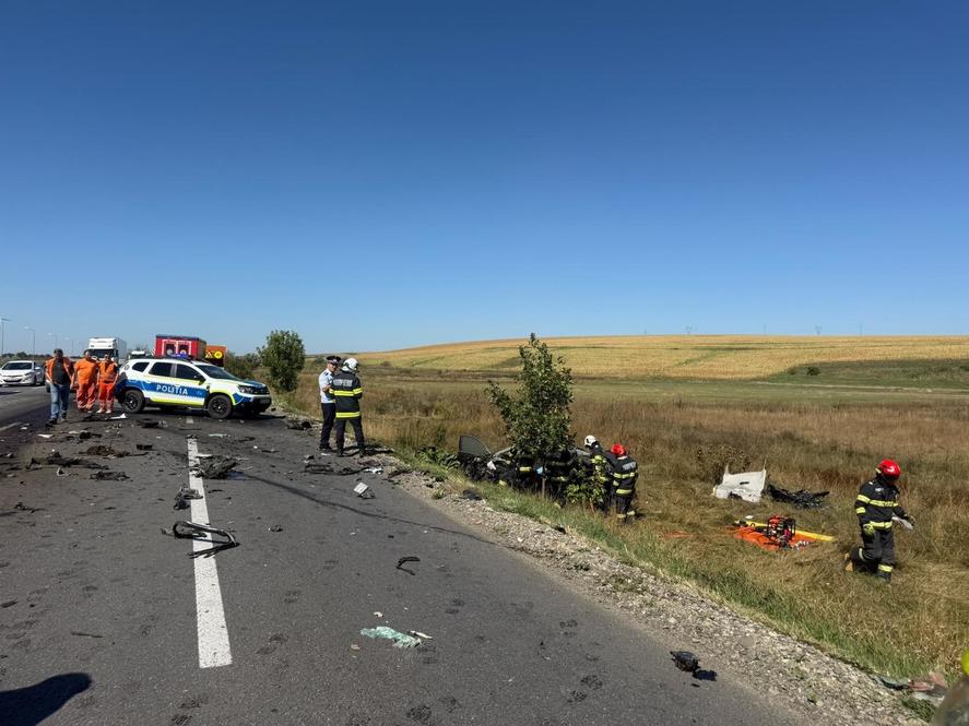 Accident grav în Iași. Un camion s-a răsturnat peste o mașină: o persoană a murit, alta este inconștientă