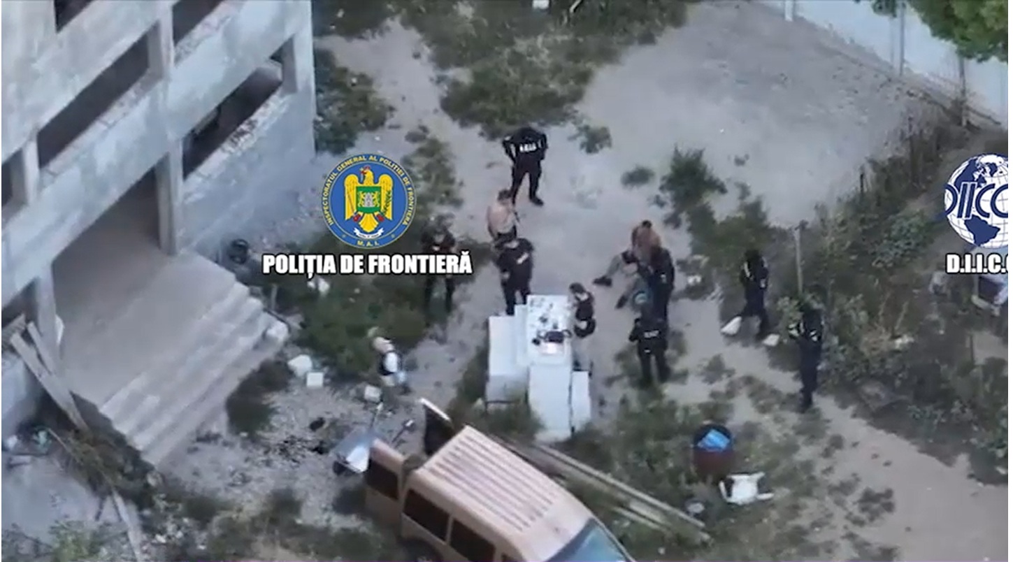 Saci întregi de canabis găsiți de poliție la o descindere lângă București