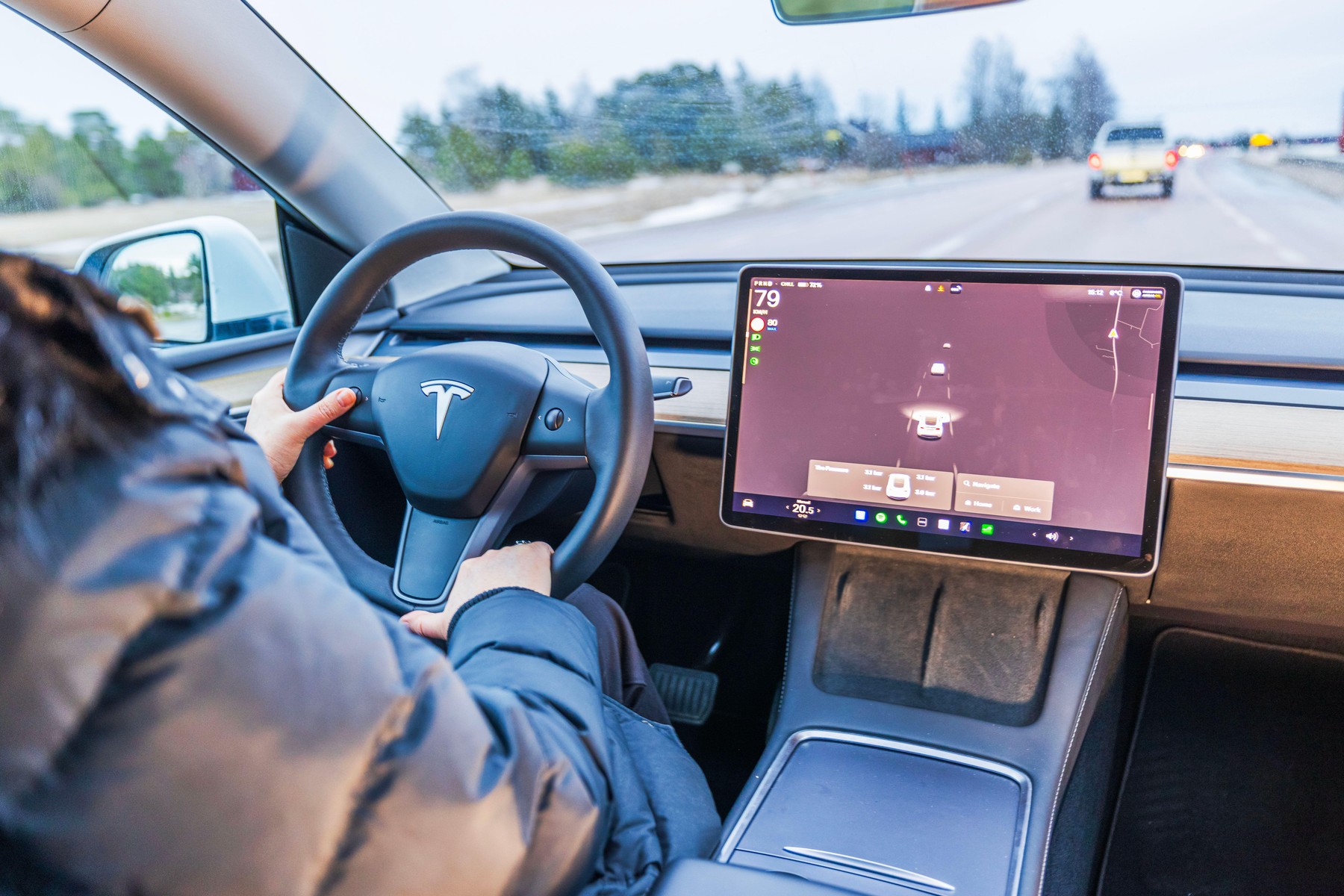 „Ai crezut că vei scăpa basma curată. Sunt în mașina ta”. Cum și-a hărțuit un bărbat fosta parteneră prin aplicația Tesla