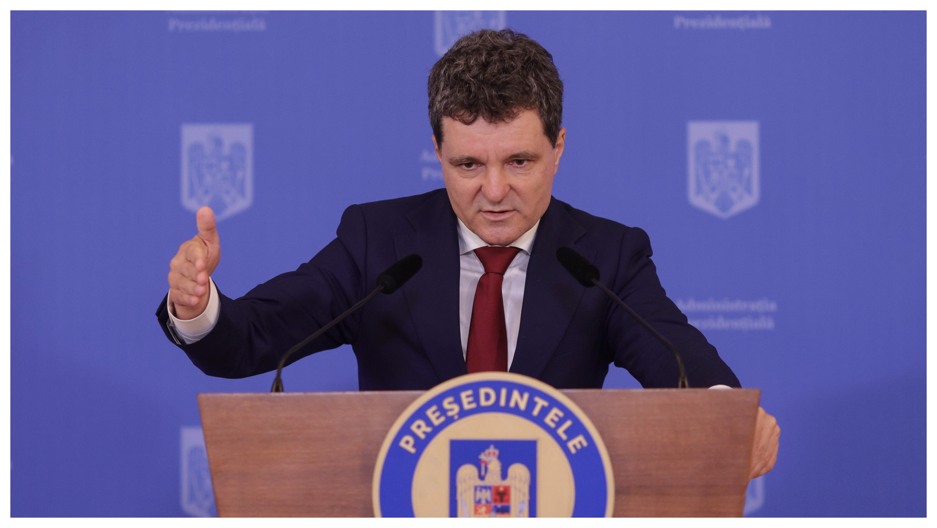 Aleșii locali care ocupă funcții la stat scapă de incompatibilitate. Nicușor Dan a promulgat legea