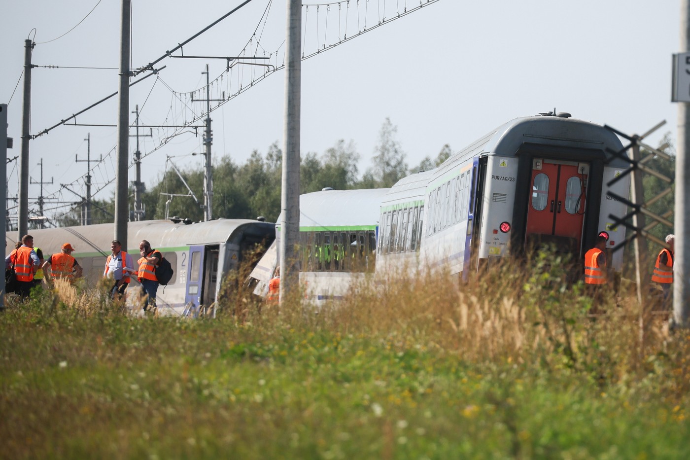 Un tren a lovit o betonieră și a deraiat în centrul Poloniei: un mort și 20 de răniți