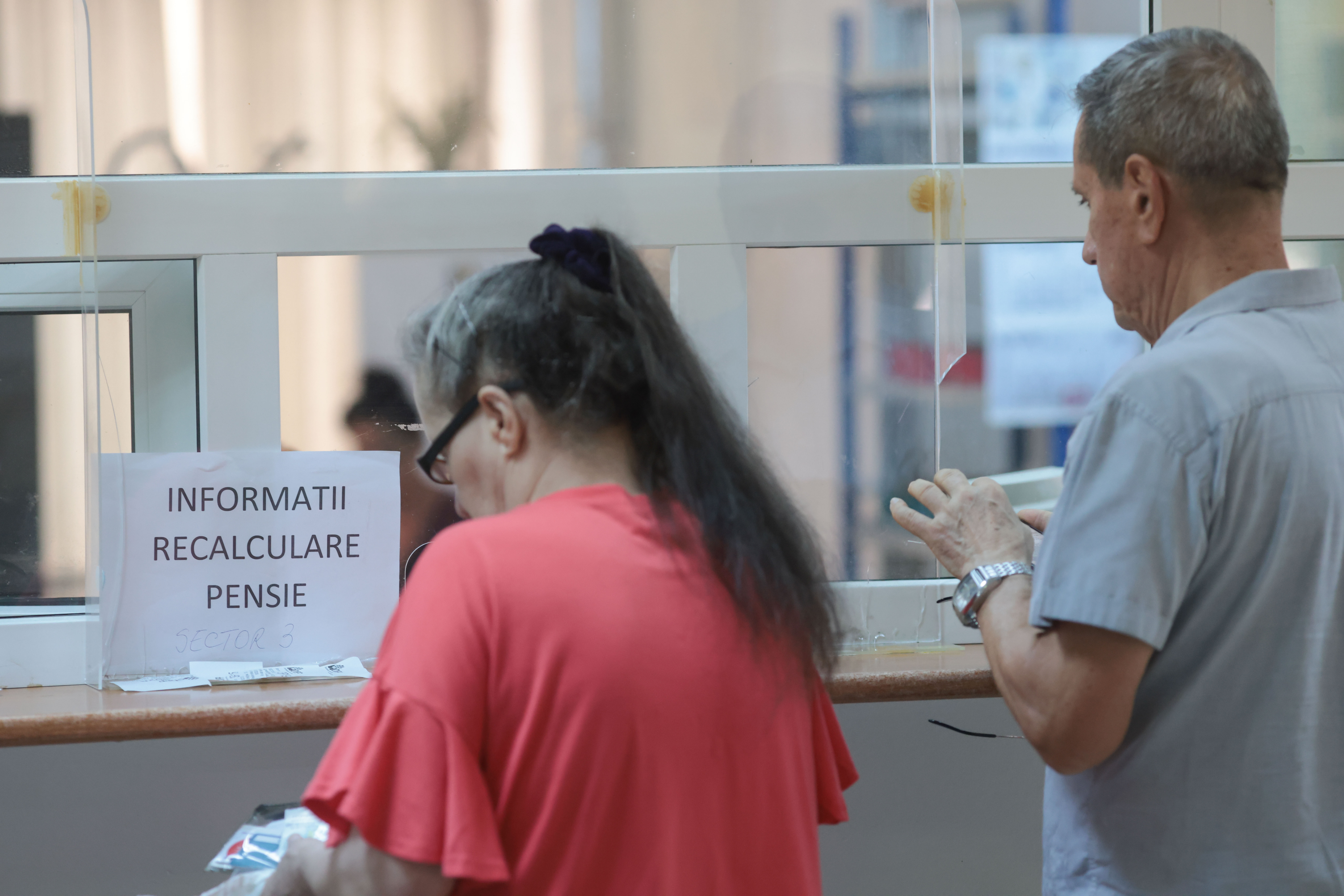 Cine poate cumula pensia cu salariul în 2026: Condițiile impuse și limita de venit prevăzută de lege
