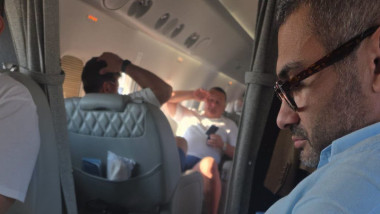 manole in avion