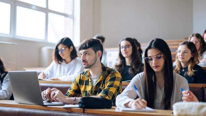 Când încep cursurile la facultate și cum sunt programate vacanțele studenților în anul universitar 2026-2027