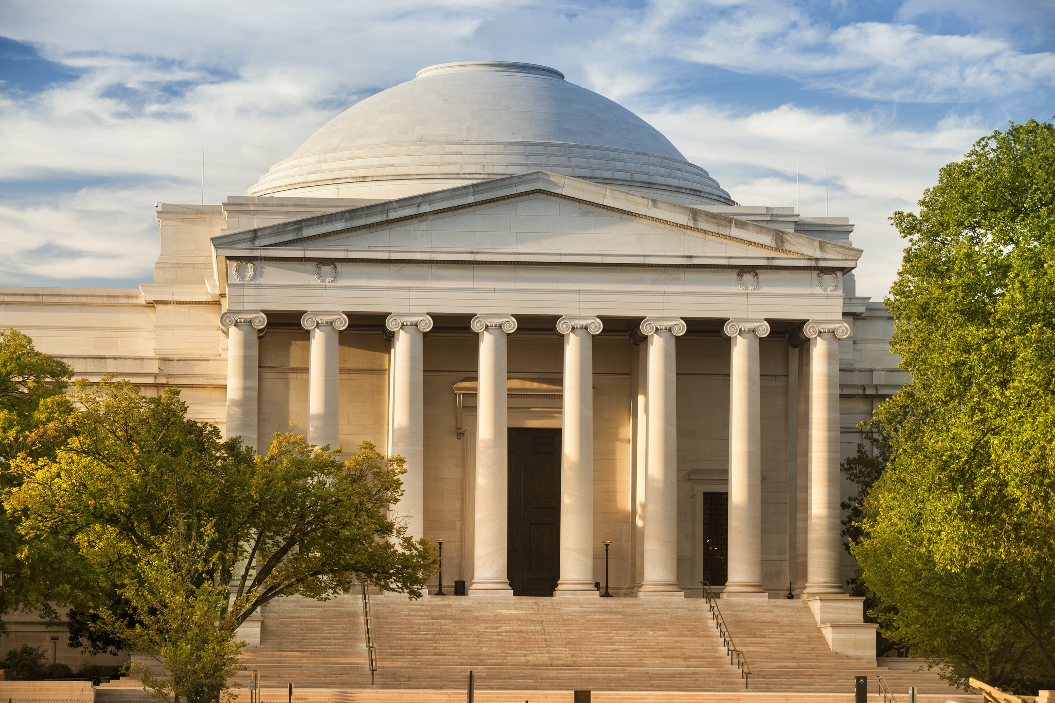 Administrația Trump amenință Smithsonian cu reducerea sprijinului federal. Criticile Casei Albe la adresa instituției