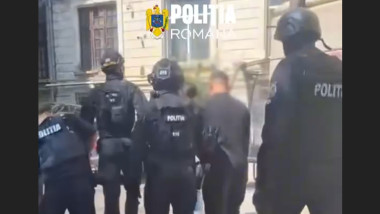 politisti la perchezitii