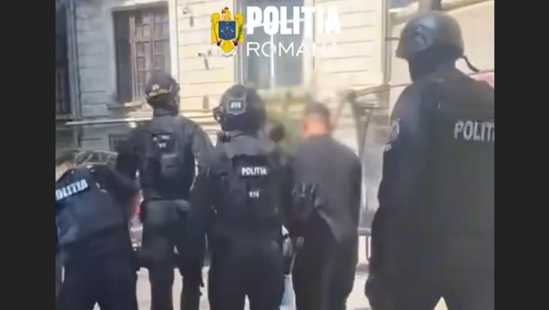 Metoda „falsul accident”, folosită pentru a obține mii de lei de la șoferi, în București. Percheziții și trei persoane reținute