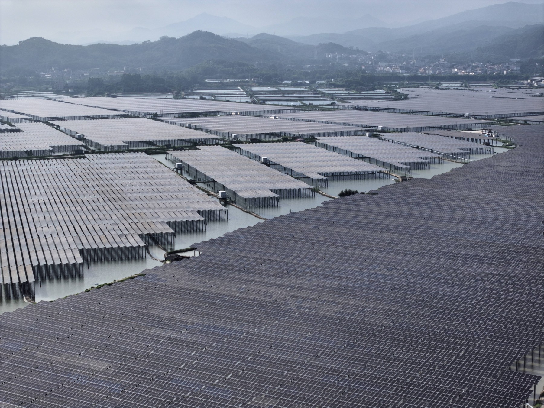 Moment istoric în China: capacitatea solară a depășit-o pentru prima dată pe cea a centralelor pe cărbune