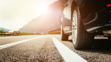 autoturism pe strada