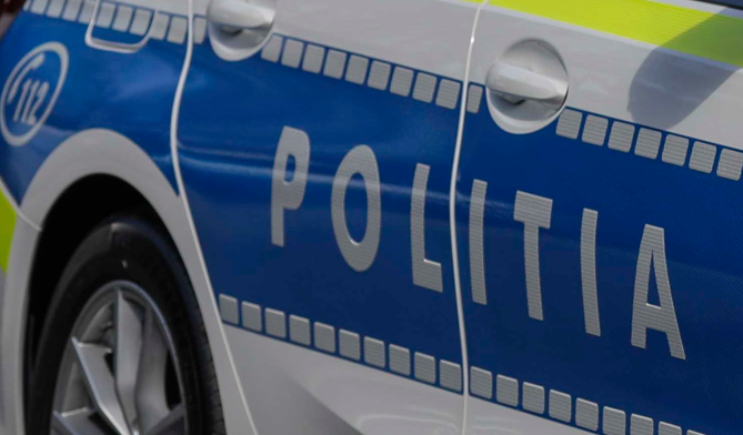 Un bărbat cu „comportament necoerent” s-a urcat în maşina unei femei, aflată în mers. Cum a motivat gestul în fața polițiștilor