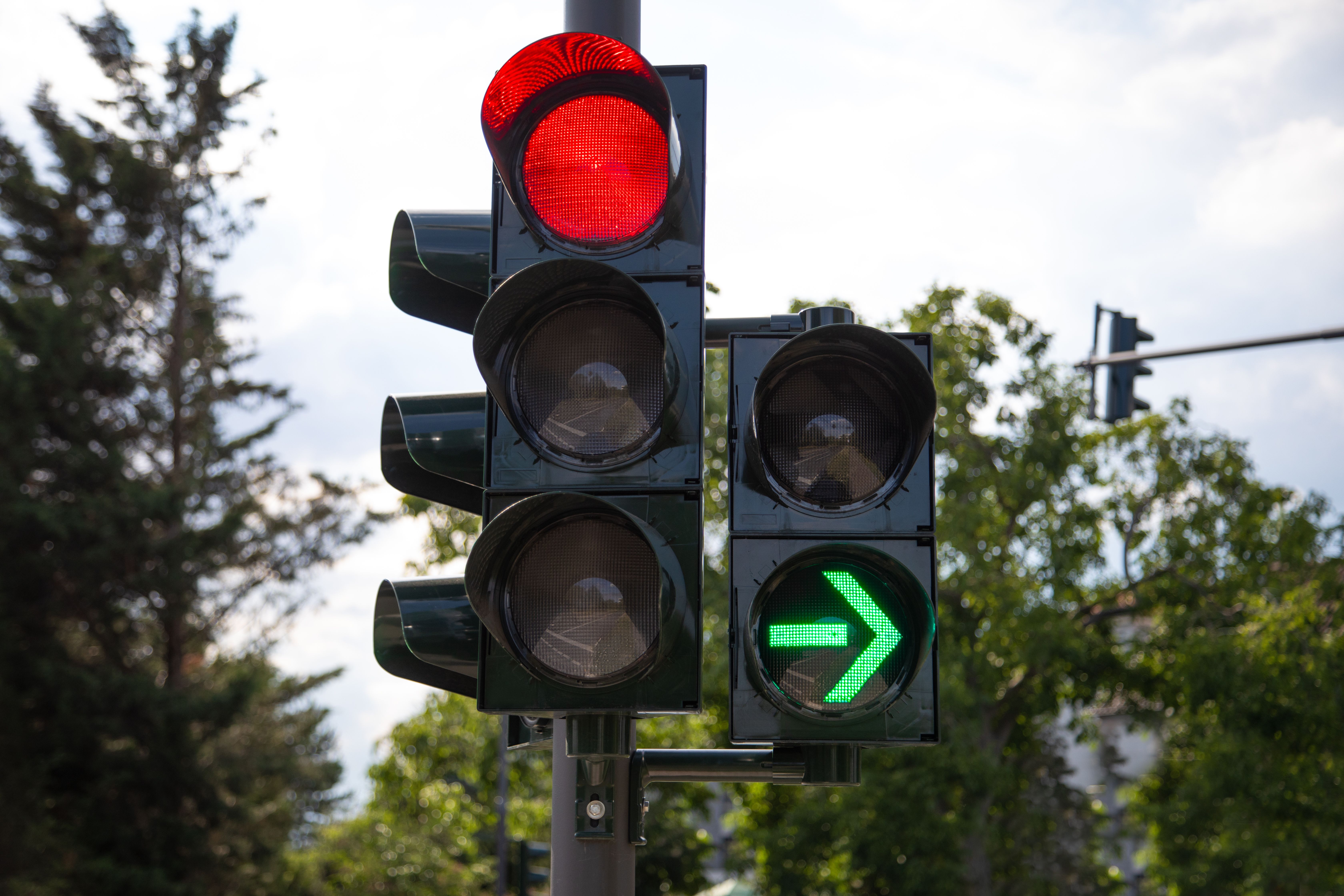 Mașina din față blochează banda, deși semaforul arată verde intermitent la dreapta: încalcă șoferul legea? Regula interpretată greșit
