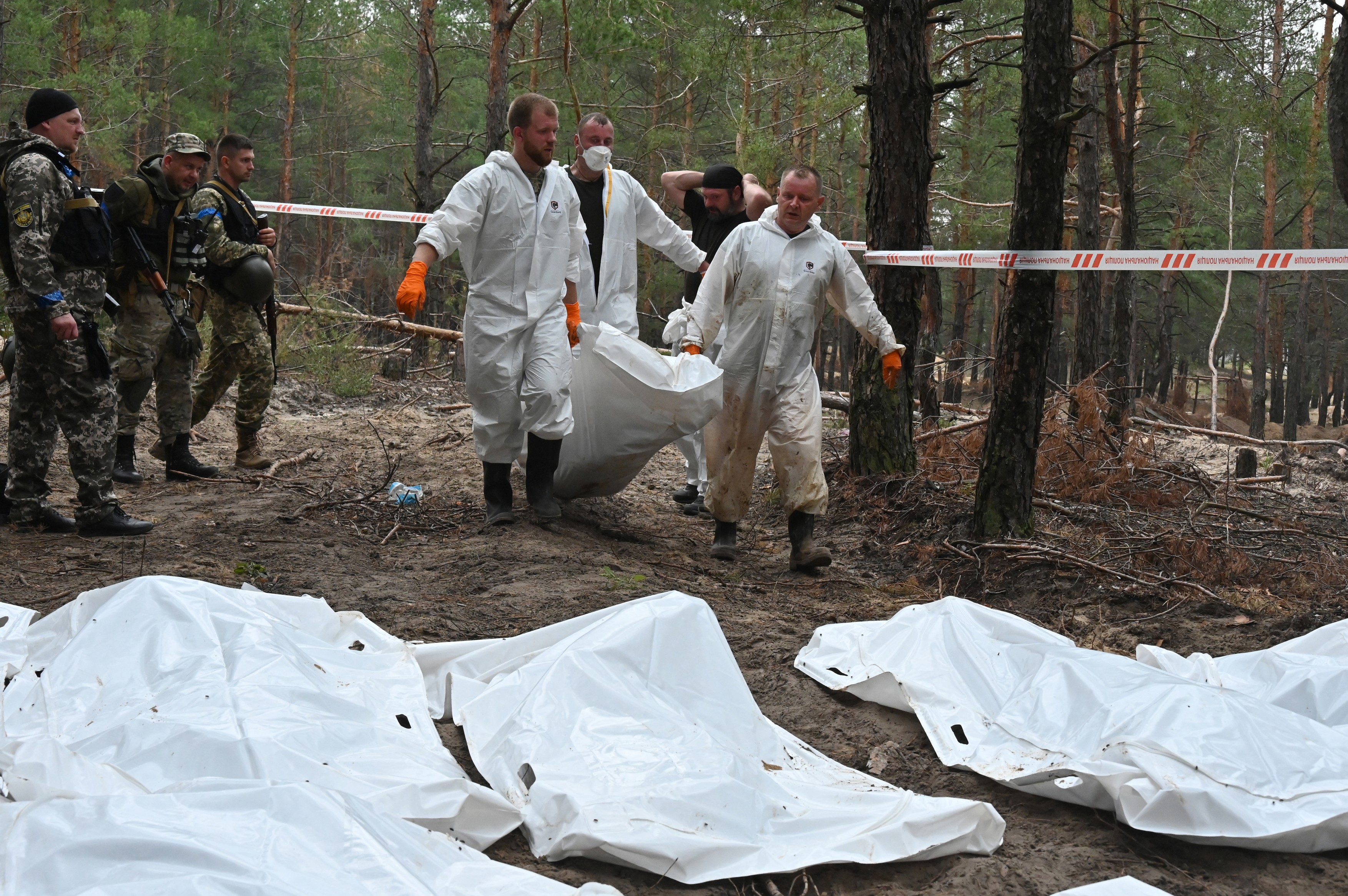 4 ani de la descoperirea gropilor comune din Izium, Ucraina. Anchetatorii au identificat 15 suspecți: „Crimele nu au fost uitate”