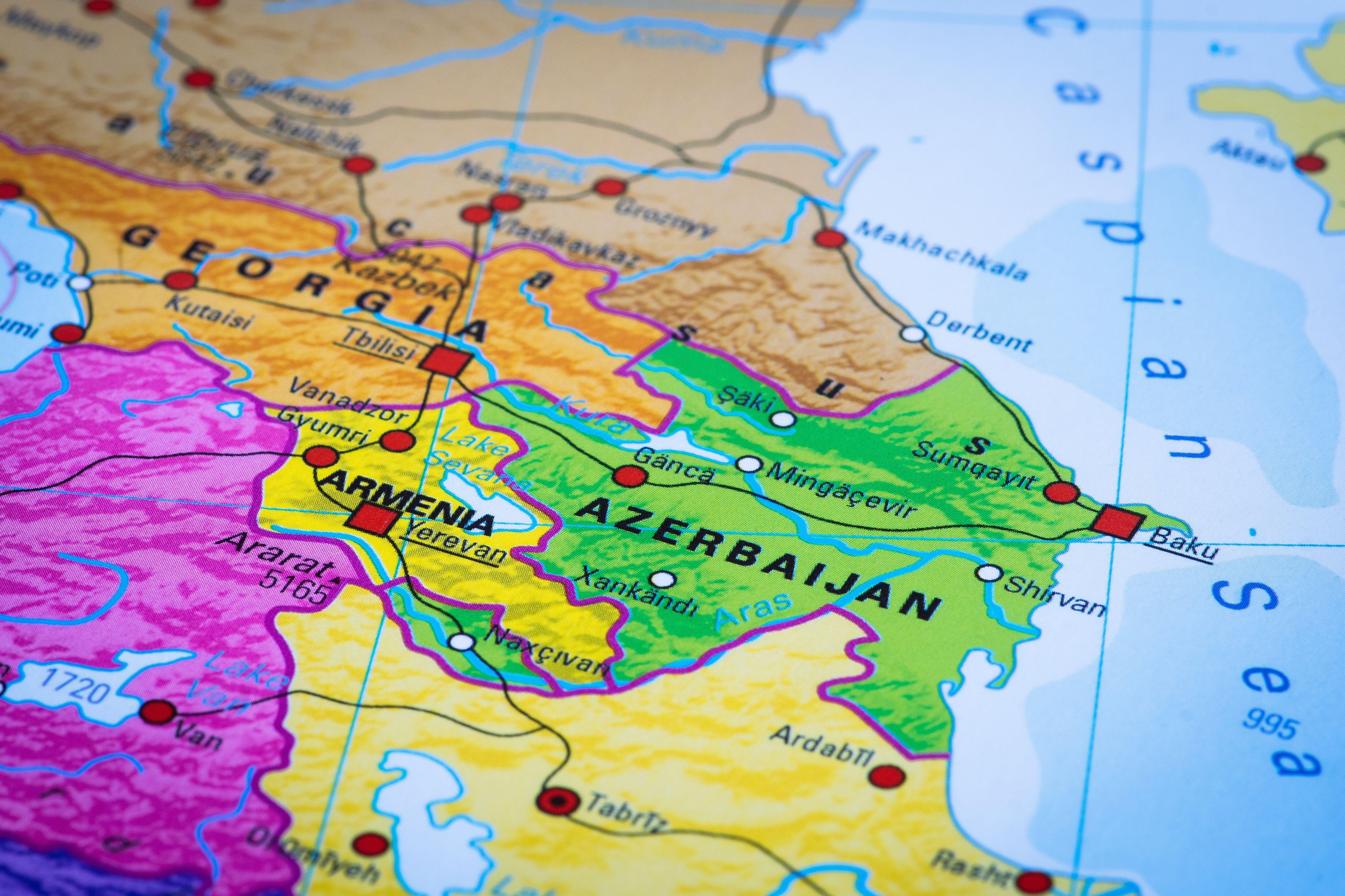 Lupte interne, presiuni asupra bisericii și două direcții opuse în Caucaz: o națiune se îndreaptă spre Europa, alta spre Rusia