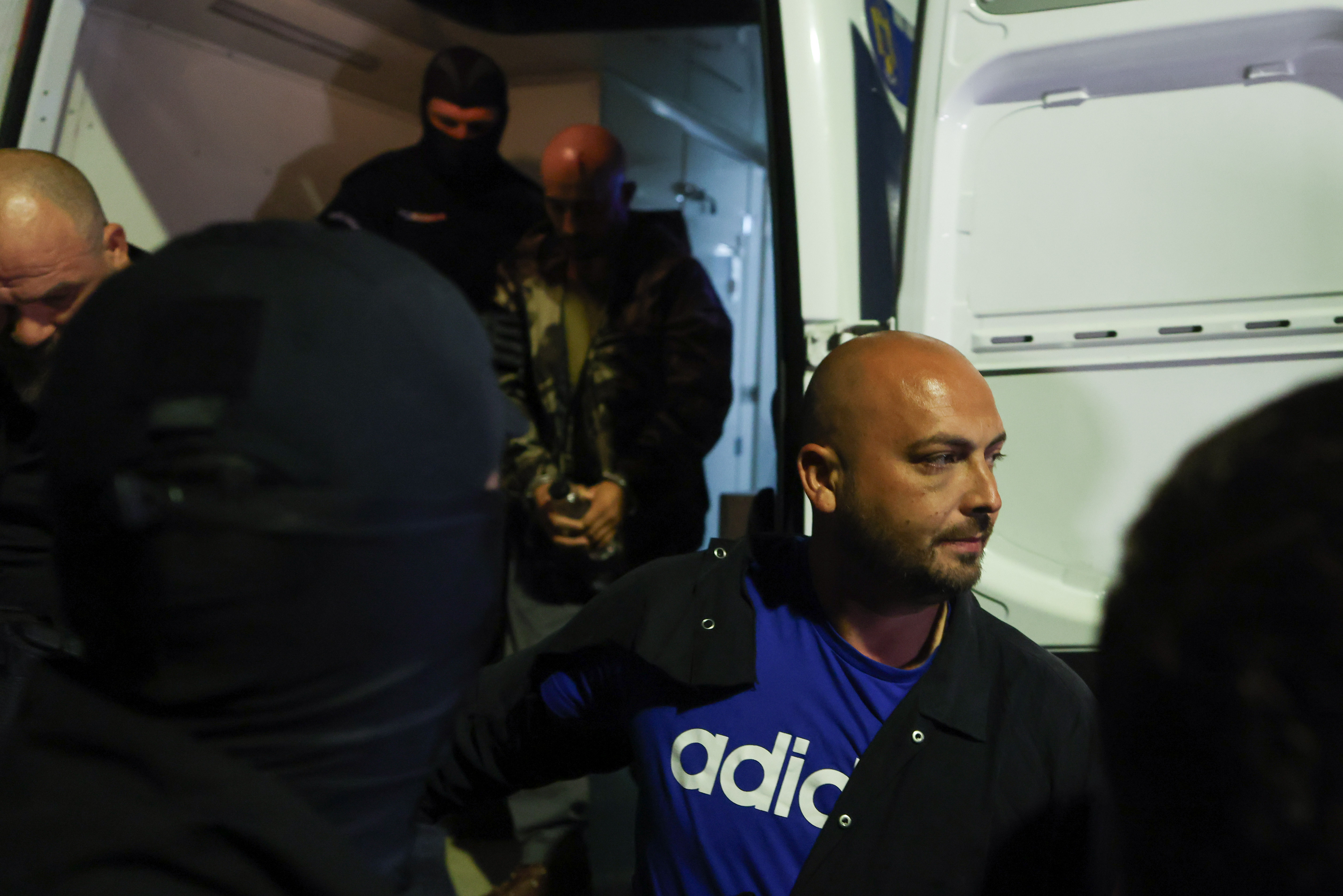 Cinci dintre instigatorii de ieri din Piața Victoriei, duși cu duba la Judecătoria Sector 1 pentru propunerea de arestare preventivă
