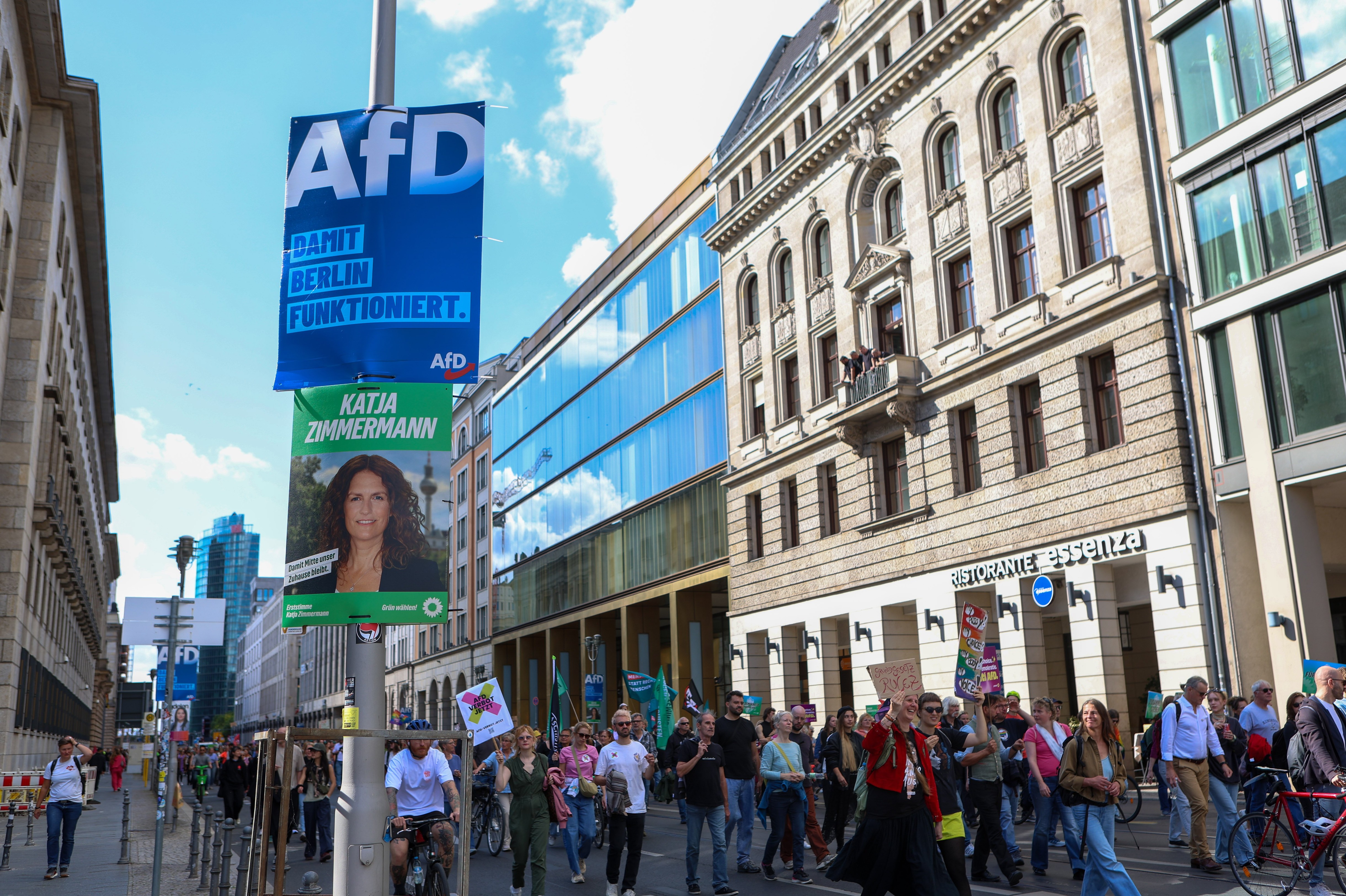 Strategia surprinzătoare a AfD pentru Berlin: cum curtează extrema dreaptă votul imigranților pe care promite să-i deporteze