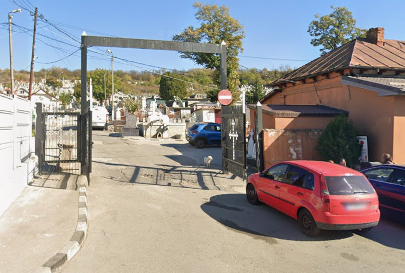 Saci cu oase umane, într-o groapă dintr-un cimitir din Slatina. Primarul spune că fostul administrator a eliberat ilegal locuri de veci