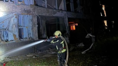 Pompierii intervin la stingerea unui incendiu provocat de atacurile rușilor. Foto Serviciile de Urgență ale Ucrainei Telegram