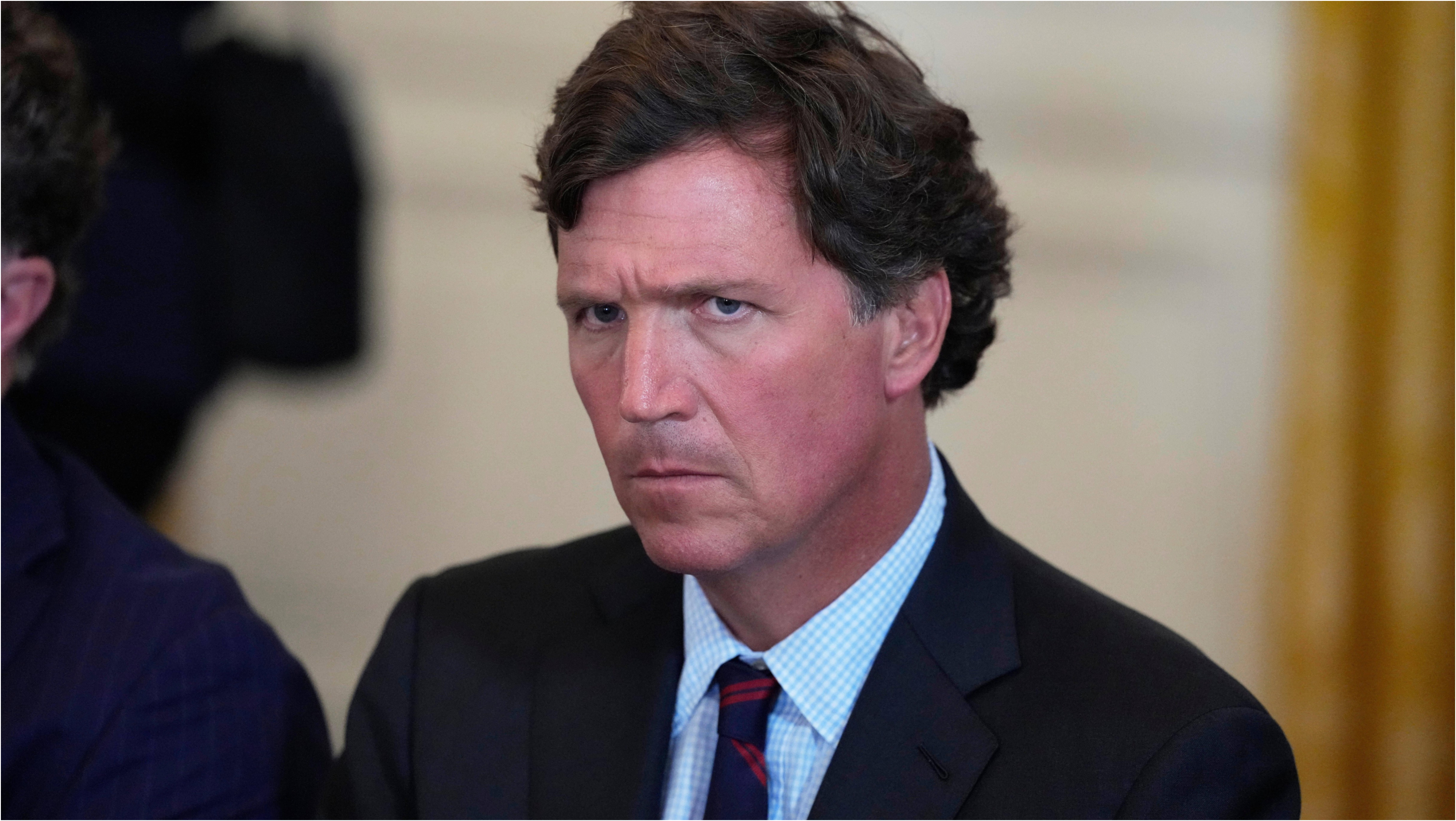 Tucker Carlson îl acuză pe Trump că a ordonat mușamalizarea dosarelor Epstein: ce s-ar ascunde în spatele deciziei