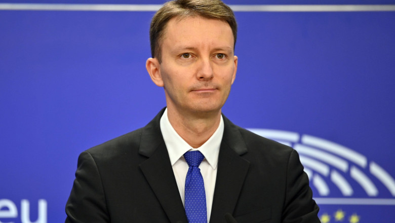 Siegfried Muresan bei einer Pressekonferenz zum REPowerEU-Kapitel in Aufbau- und Resilienzplänen im Europäischen Parlame