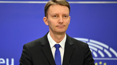 Siegfried Muresan bei einer Pressekonferenz zum REPowerEU-Kapitel in Aufbau- und Resilienzplänen im Europäischen Parlame