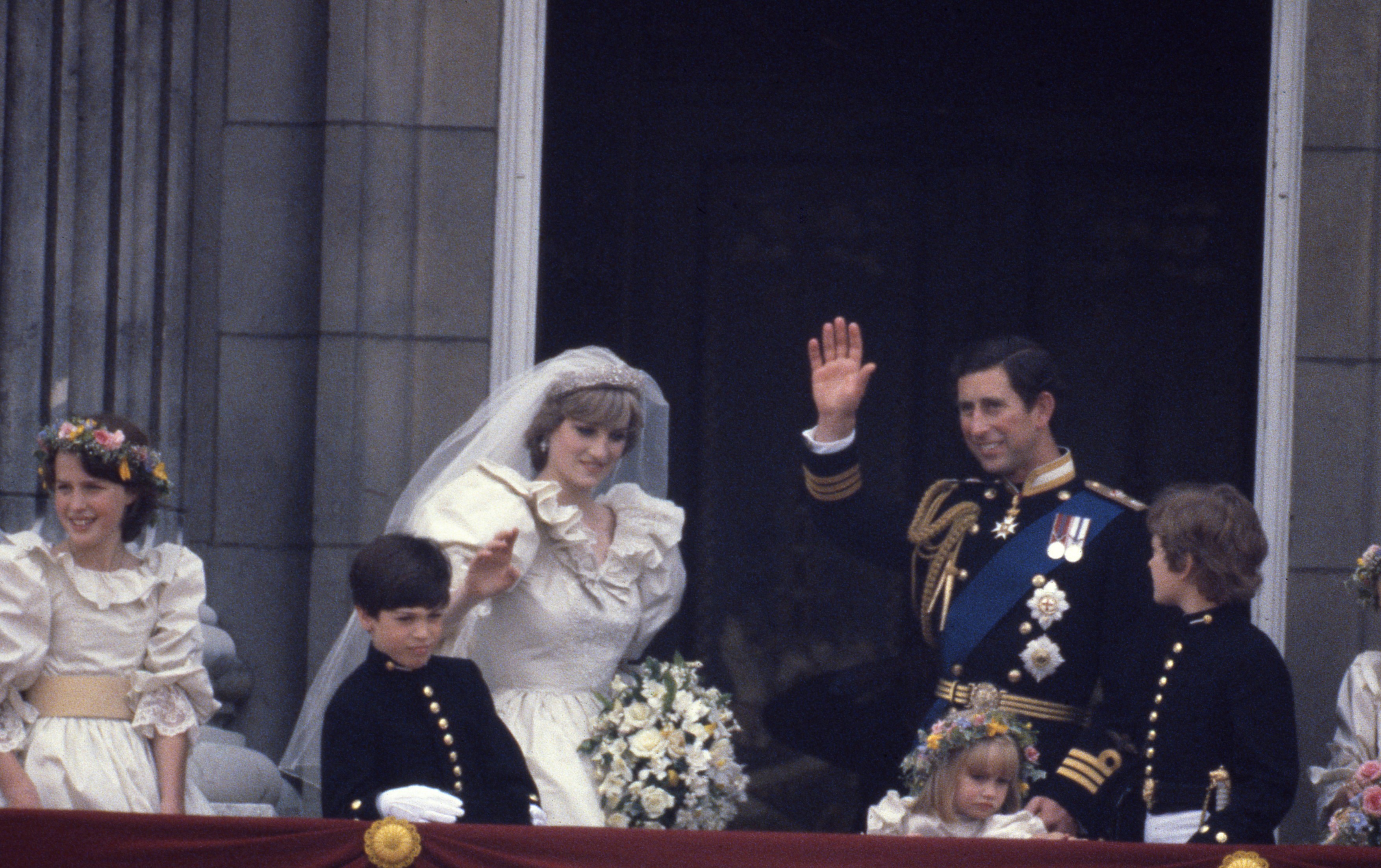 Regele Charles era „euforic” după moartea Dianei, susține fratele ei, într-o carte de memorii. Reacția Palatului Buckingham