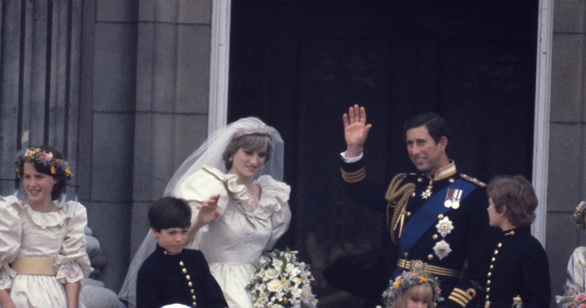 Fotografie realizată de la balconul Palatului Buckingham: Nunta lui Charles, Prințul de Wales, și a Lady Diana Spencer, miercuri, 29 iulie 1981, Londra, Regatul Unit. În alaiul miresei se aflau Edward Van Cutsem, Sarah Jane Gasele, Clementine Hambro și Lordul Nicholas Windsor (de la stânga la dreapta). Rochia de mireasă a fost creată de David și Elizabeth Emanuel. Rochia era confecționată din mătase de culoare fildeș, tafta pură și dantelă antică, cu 10.000 de perle și paiete, și avea o trenă de 7,5 metri Foto: LNS / Camerapress / Profimedia
