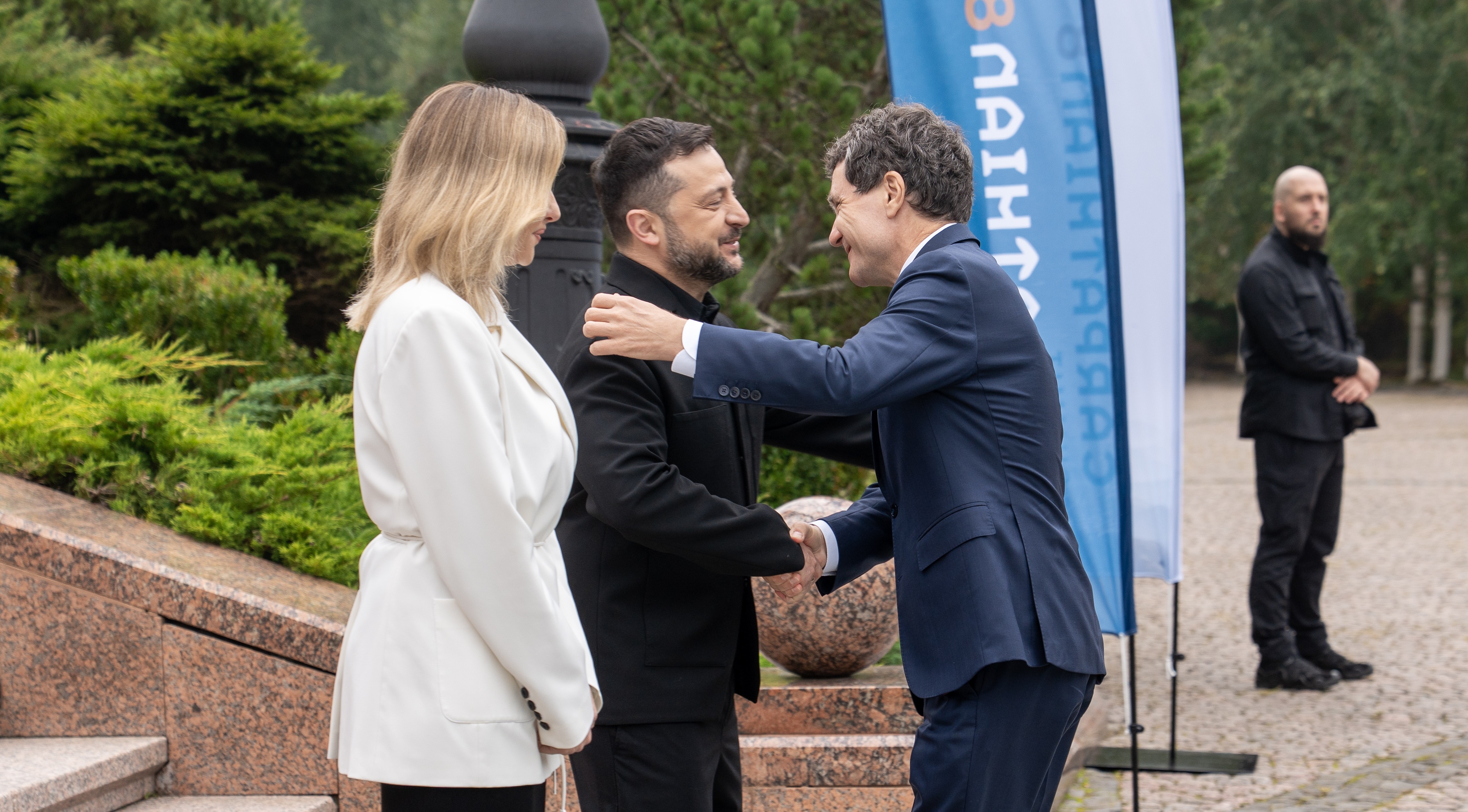 Nicușor Dan a participat la primul Summit „Carpathian 8”, în Ucraina. Președintele, întâmpinat de Zelenski și soția lui
