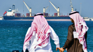 Un petrolier în portul Ras al-Khair, situat la aproximativ 185 de kilometri nord de Dammam, în provincia estică a Arabiei Saudite, cu vedere spre Golf.
