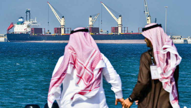 Un petrolier în portul Ras al-Khair, situat la aproximativ 185 de kilometri nord de Dammam, în provincia estică a Arabiei Saudite, cu vedere spre Golf.