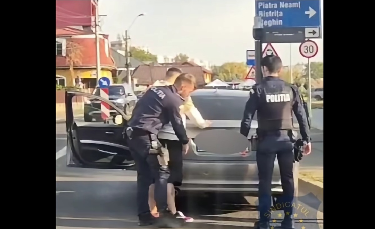 Imagini virale din Mureș: Șofer abia ținându-se pe picioare, depistat pozitiv la ketamină. „Incredibil, abia l-au scos trei polițiști”