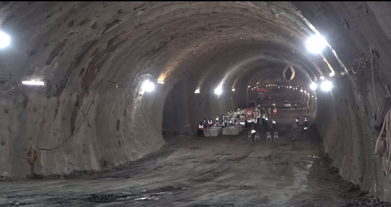 Moment spectaculos pe șantierul A1: au fost încheiate excavările la „Tunelurile urșilor”. Lotul trebuia finalizat acum 10 ani